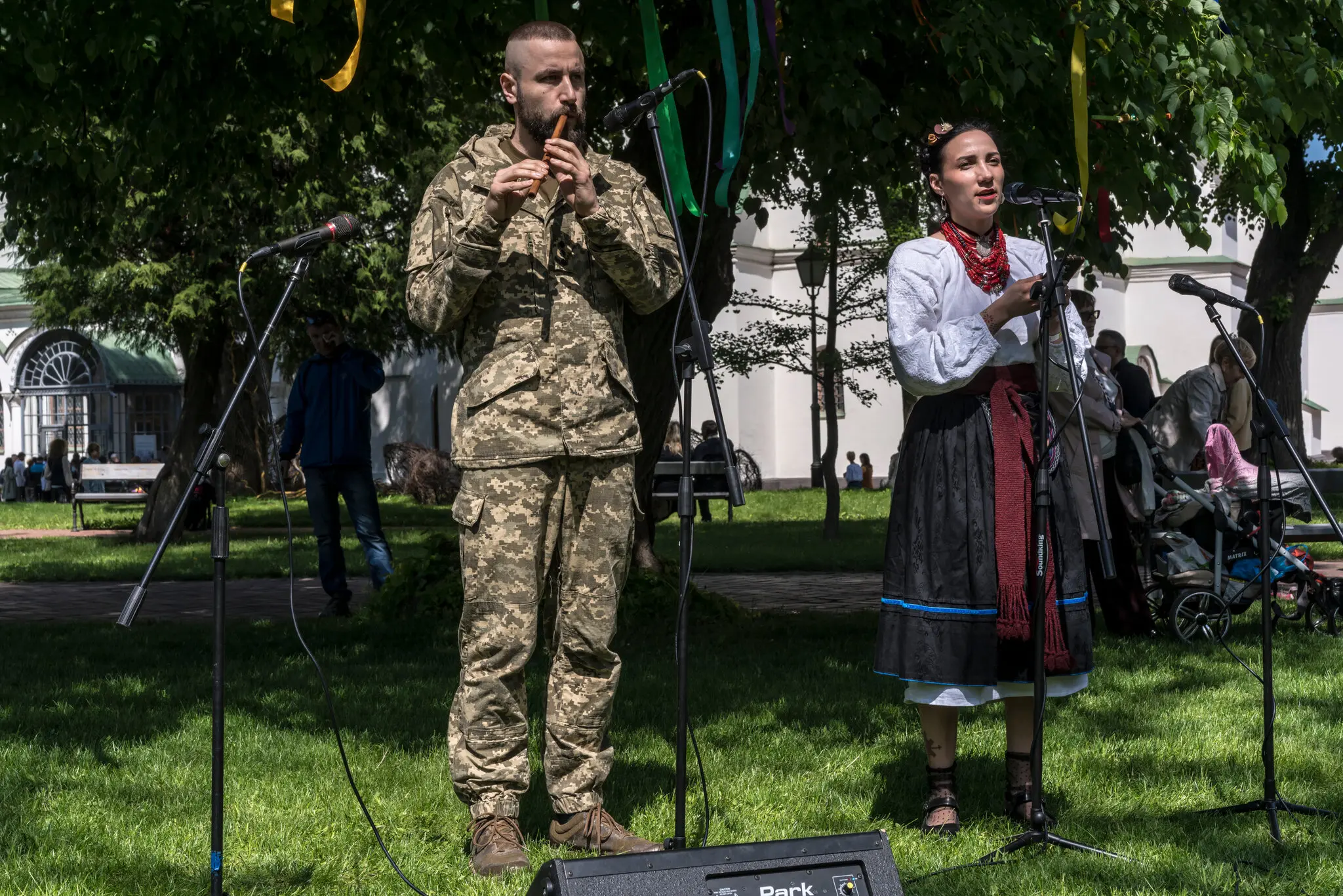 37-річний Віктор Левицький (ліворуч) і 31-річна Юлія Миколайчук виконують традиційні українські пісні біля Софійського собору.